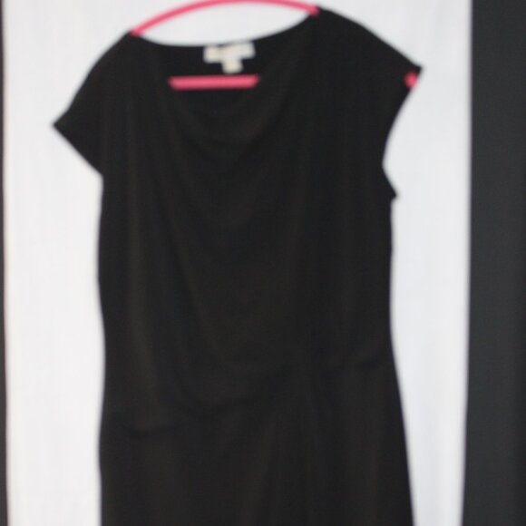 Basic black dress - Picture 1 of 3